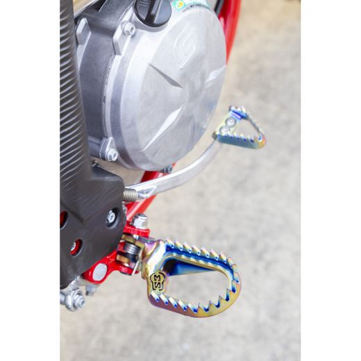 Pousa-pés em titânio Punk recuados e rebaixados Gas Gas Beta KTM Husqvarna 2024 TBI S3 Parts TAN-2424