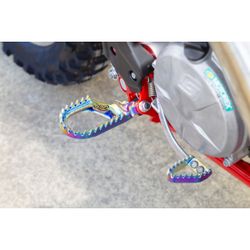 Pousa-pés em titânio Punk recuados e rebaixados Gas Gas Beta KTM Husqvarna 2024 TBI S3 Parts TAN-2424
