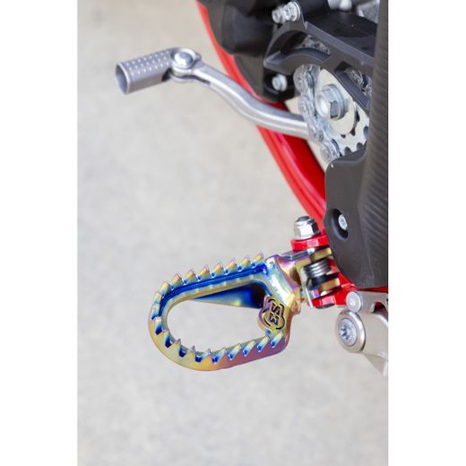 Pousa-pés em titânio Punk recuados e rebaixados Gas Gas Beta KTM Husqvarna 2024 TBI S3 Parts TAN-2424