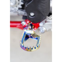 Pousa-pés em titânio Punk recuados e rebaixados Gas Gas Beta KTM Husqvarna 2024 TBI S3 Parts TAN-2424