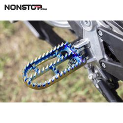 Pedane in titanio per KTM 690, Husqvarna 701, Yamaha Ténéré 700, GasGas 700, Sherco SEF 450/500 e Kove Rally/800X