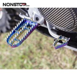 Pedane in titanio per KTM 690, Husqvarna 701, Yamaha Ténéré 700, GasGas 700, Sherco SEF 450/500 e Kove Rally/800X