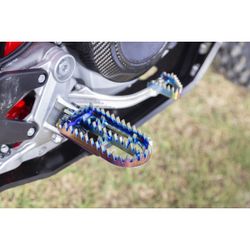 Fußrasten aus Titan für KTM 690, Husqvarna 701, Yamaha Ténéré 700, GasGas 700, Sherco SEF 450/500 und Kove Rally/800X